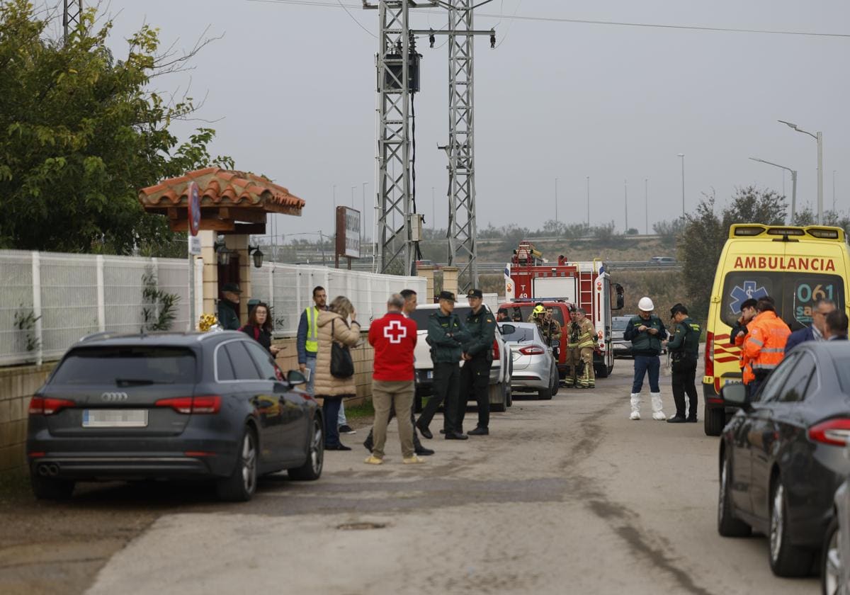 Miembros de los servicios de emergencia a las puertas de una residencia de mayores en Villafranca de Ebro,.