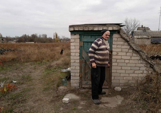 Un habitante de la región de Donetsk muestra el refugio en el que se protege de las bombas rusas.