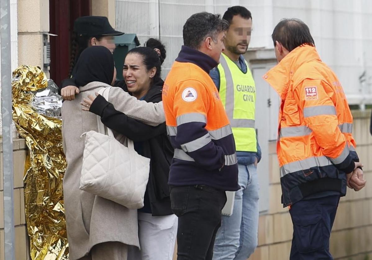 Una empleada muestra su dolor a las puertas de la residencia.