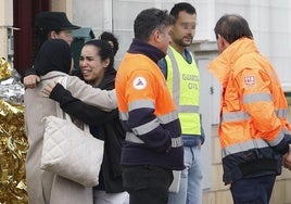 Una empleada muestra su dolor a las puertas de la residencia.