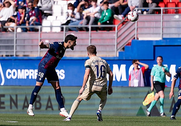 Jorge Pascual, con un doblete, acerca al Eibar al playoff ante el Racing de Ferrol