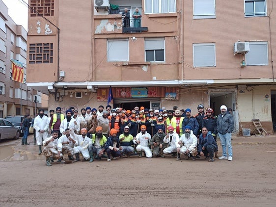 Miembros de la comunidad sij y otros voluntarios, en Paiporta.