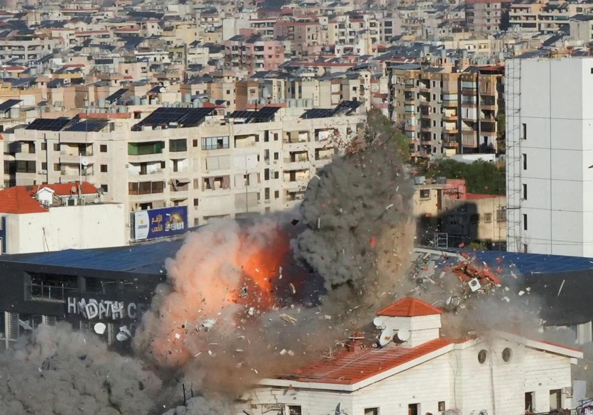 Un misil destruye un edificio en Beirut.