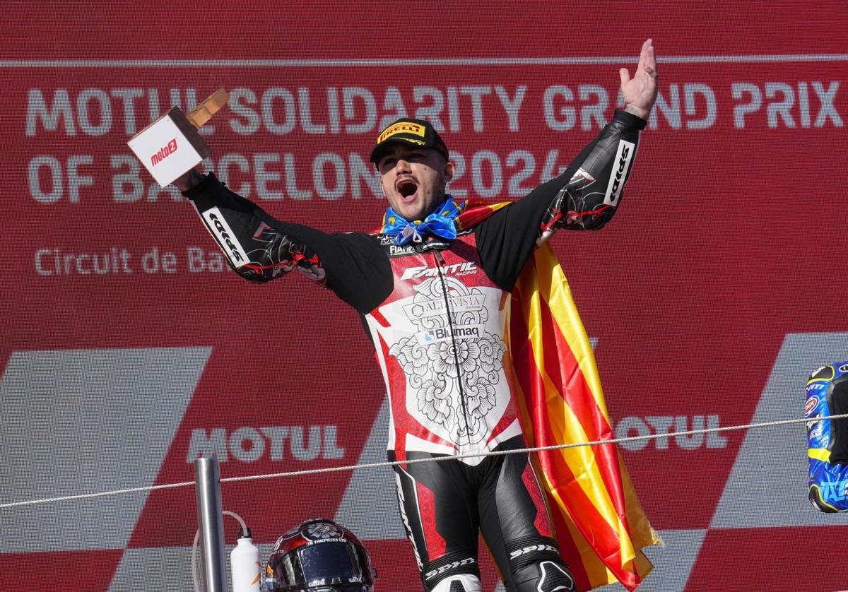 Aron Canet celebra su victoria en la carrera de Moto2 en el Gran Premio Barcelona Solidaridad