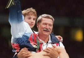 Bela Karolyi y Nadia Comaneci en los Juegos Olímpicos de Los Ángeles en 1984.