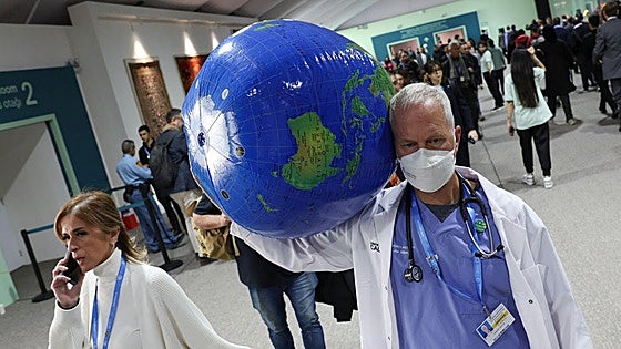 La COP29 entra en su semana crítica con retiradas, tensión política y pasos atrás en la negociación