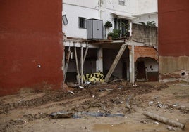 Vista de los daño.s causados por la riada en una calle de Paiporta