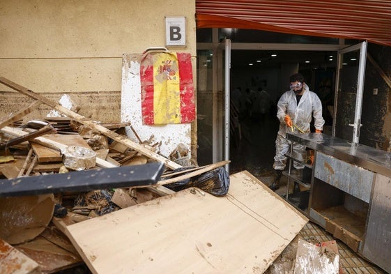 Voluntarios en una empresa destrozada por la DANA en Paiporta.