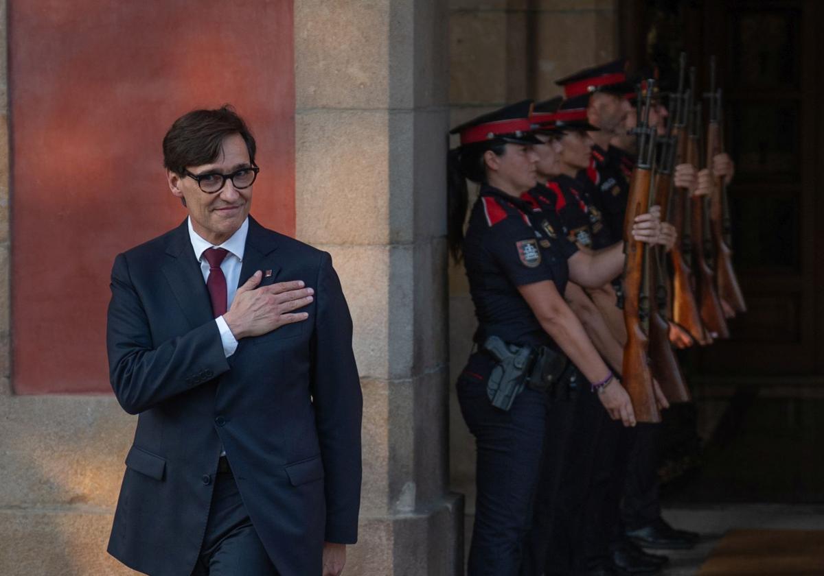 El president de la Generalitat, Salvador Illa, a su salida del Parlamento tras ser investido el 8 de agosto.