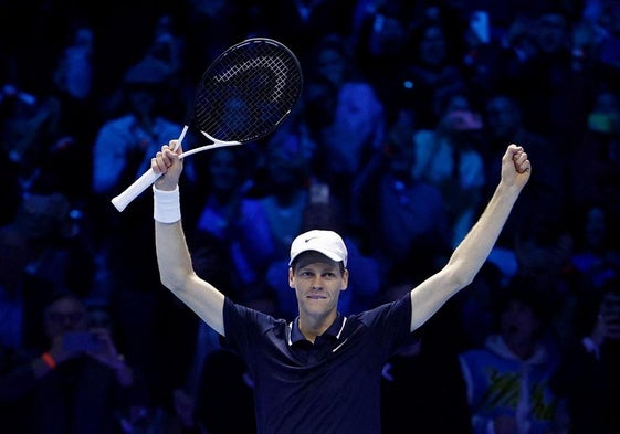 Jannik Sinne celebra su victoria en el torneo de maestros.