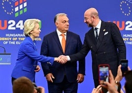 Ursula von der Leyen y Charles Michel se saludan frente al presidente de Hungría, Viktor Orban.