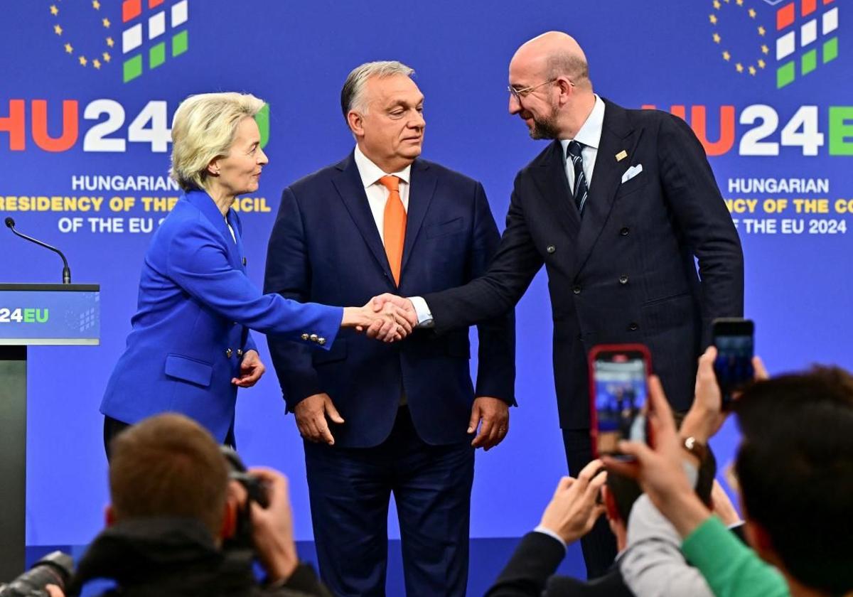 Ursula von der Leyen y Charles Michel se saludan frente al presidente de Hungría, Viktor Orban.