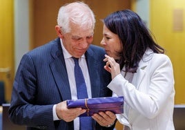 La ministra alemana de Exteriores, Annalena Baerbock, obsequia con un libro a Borrell.