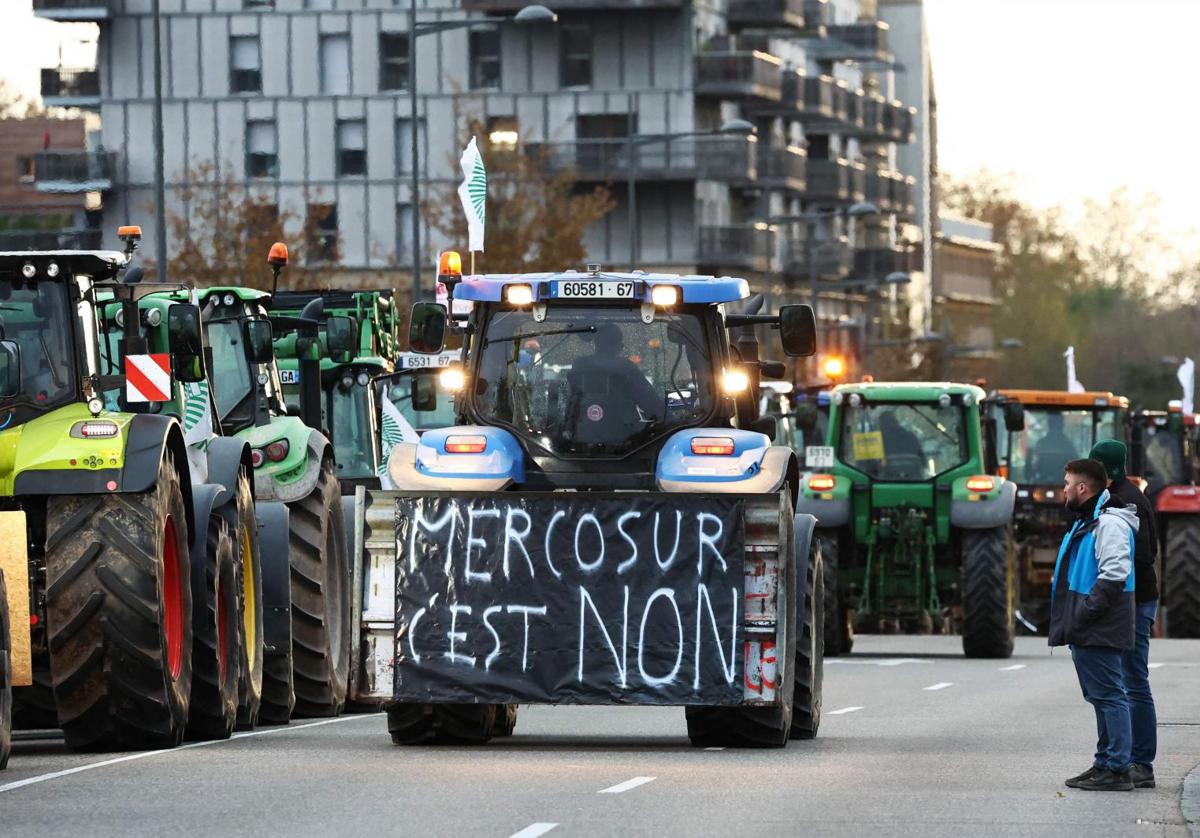 La concentración de tractores para protestar contra el acuerdo con Mercosur obligó a cortar el tráfico cerca de Estrasburgo.