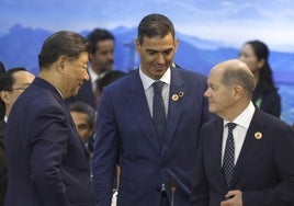 El presidente del Gobierno español, Pedro Sánchez, junto al presidente chino, Xi Jinping (izquierda), y el primer ministro alemán, Olaf Scholz (derecha).