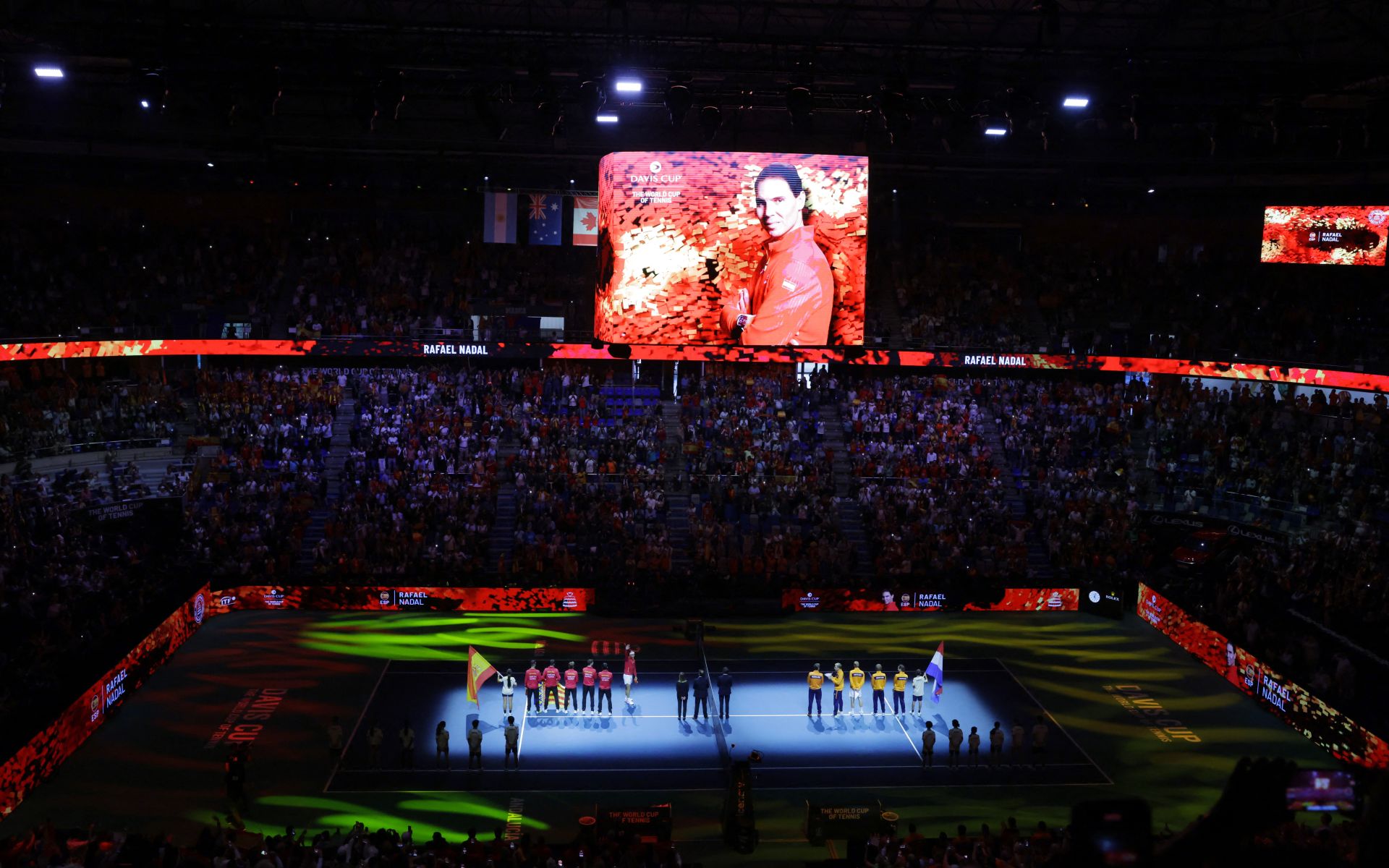 La imagen de Rafa Nadal aparece en el monitor durante la presentación de los equipos que dirimen la eliminatoria de Copa Davis entre España y Países Bajos.