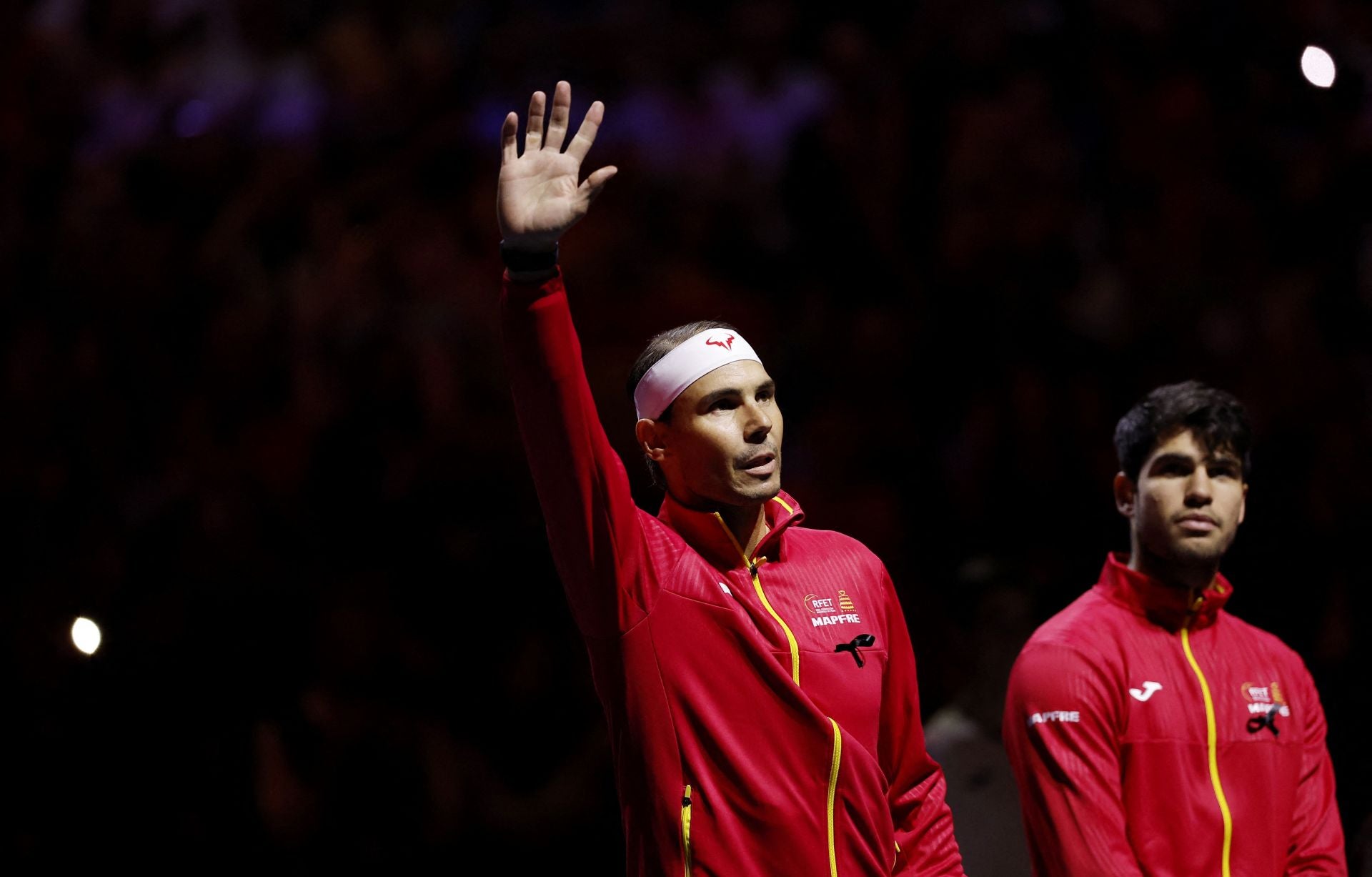 Rafa Nadal saluda al público presente en el Palacio de Deportes José María Martín Carpena, abarrotado y enfervorizado a causa de la presencia del astro de Manacor.