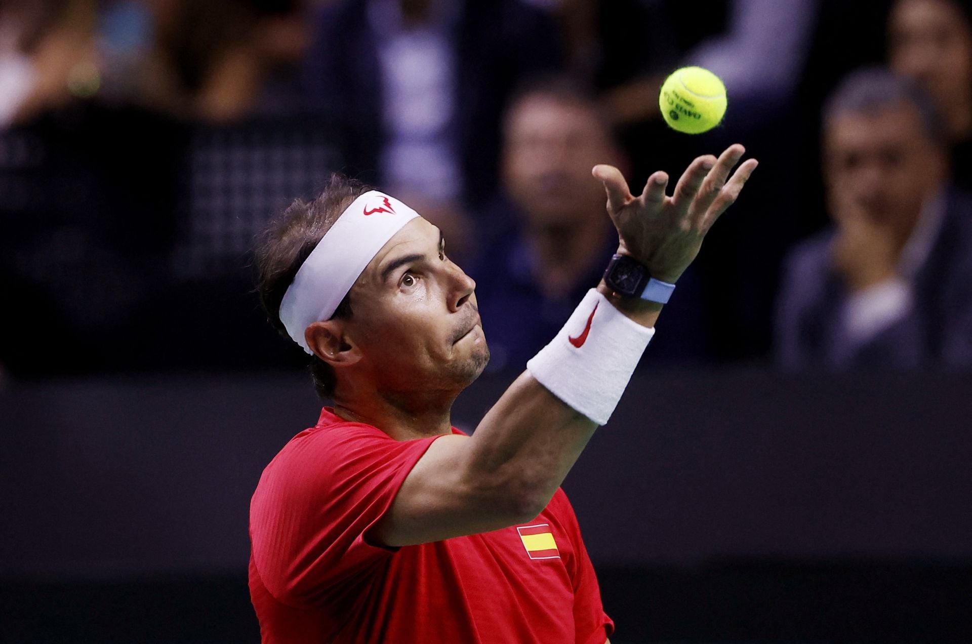 Rafa Nadal se dispone a servir la primera bola durante su partido ante el neerlandés Botic van de Zandschulp.