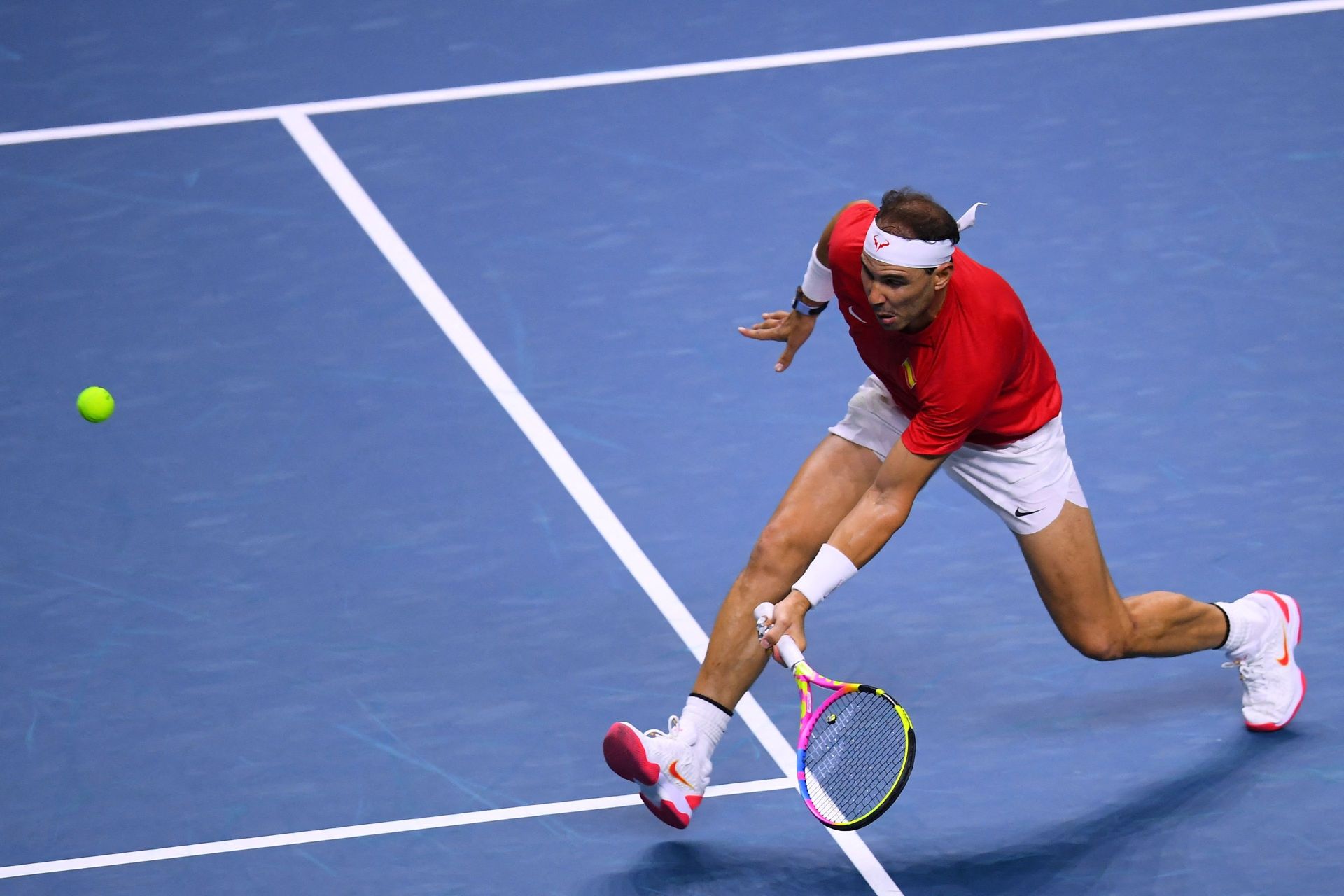 Rafa Nadal se esfuerza por devolver una bola durante el duelo ante el neerlandés Botic Van de Zandschulp.