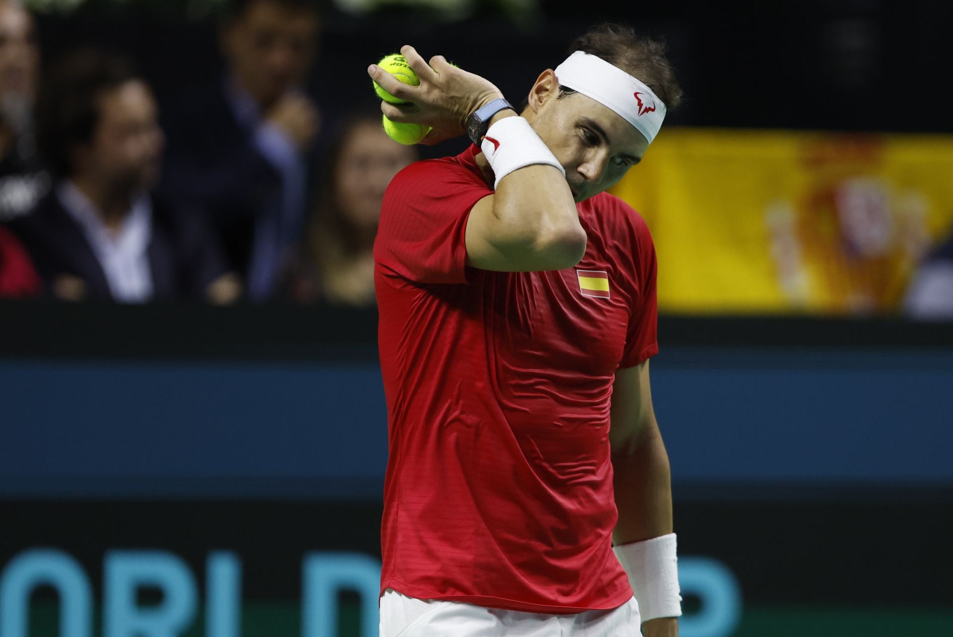 Rafa Nadal se limpia el sudor antes de servir una bola durante el partido ante Botic Van de Zandschulp.