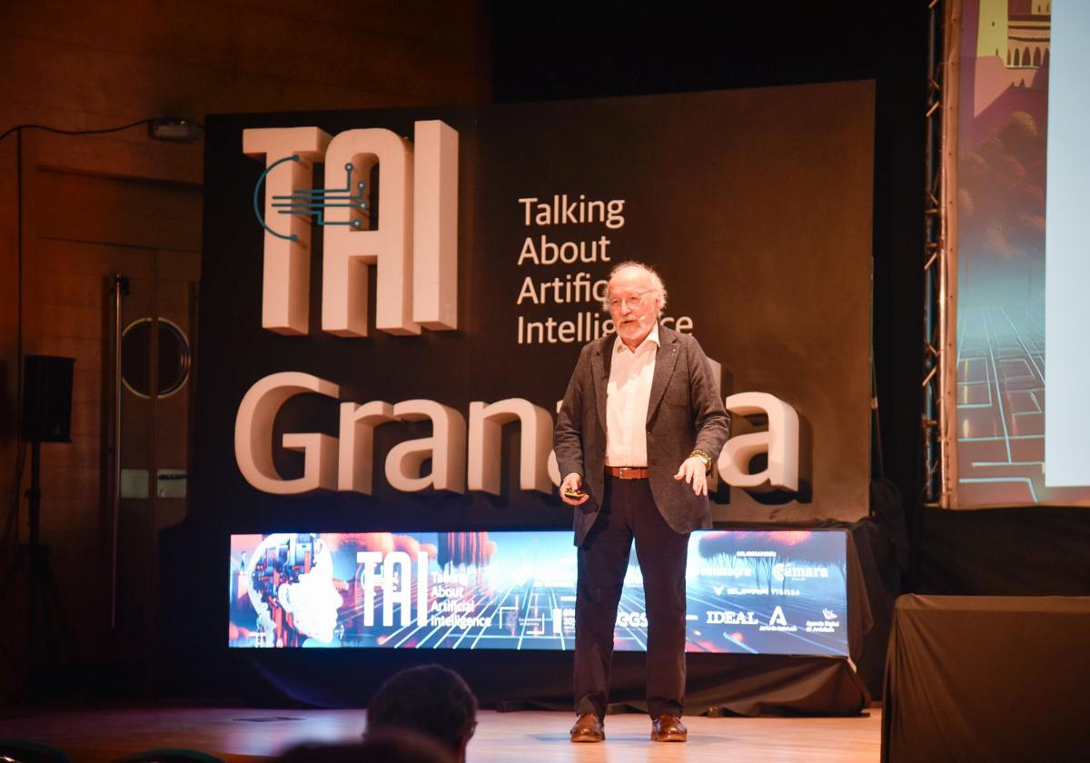 Juan Manuel García-Ruiz durante la presentación en el congreso de inteligencia artificial en Granada.