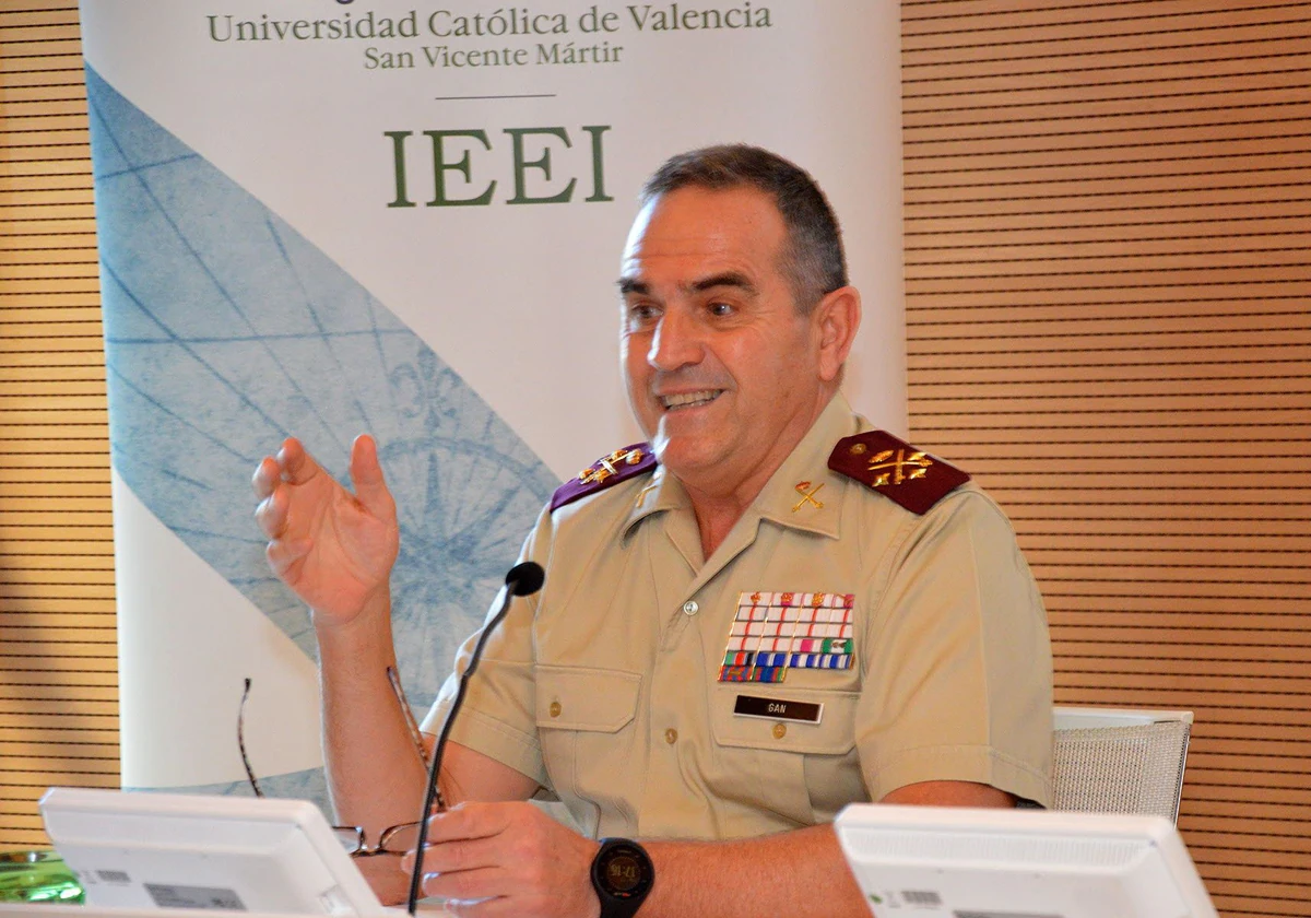 El teniente general Gan Pampols durante una conferencia en la Universidad Católica.