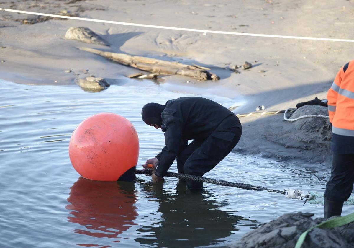 Un operario observa el tendido del cable de datos submarino que conecta a Finlandia con Alemania.