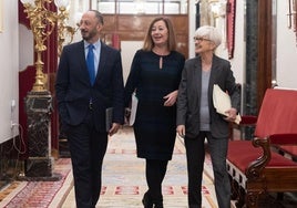 La presidenta del congreso de los diputados, Francina Armengol, el diputado por PSOE, Alfonso Rodríguez Gómez de Celis y la diputada del PSOE, Isaura Leal, a su llegada a una reunión de la Mesa del Congreso de los Diputados