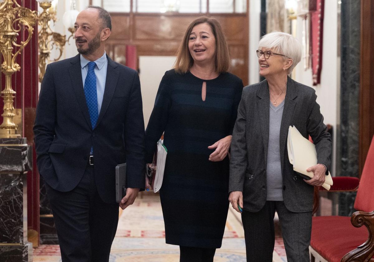 La presidenta del congreso de los diputados, Francina Armengol, el diputado por PSOE, Alfonso Rodríguez Gómez de Celis y la diputada del PSOE, Isaura Leal, a su llegada a una reunión de la Mesa del Congreso de los Diputados