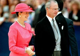 Carlos Gustavo y Silvia, a su llegada a la boda de la infanta Cristina, en 1997.