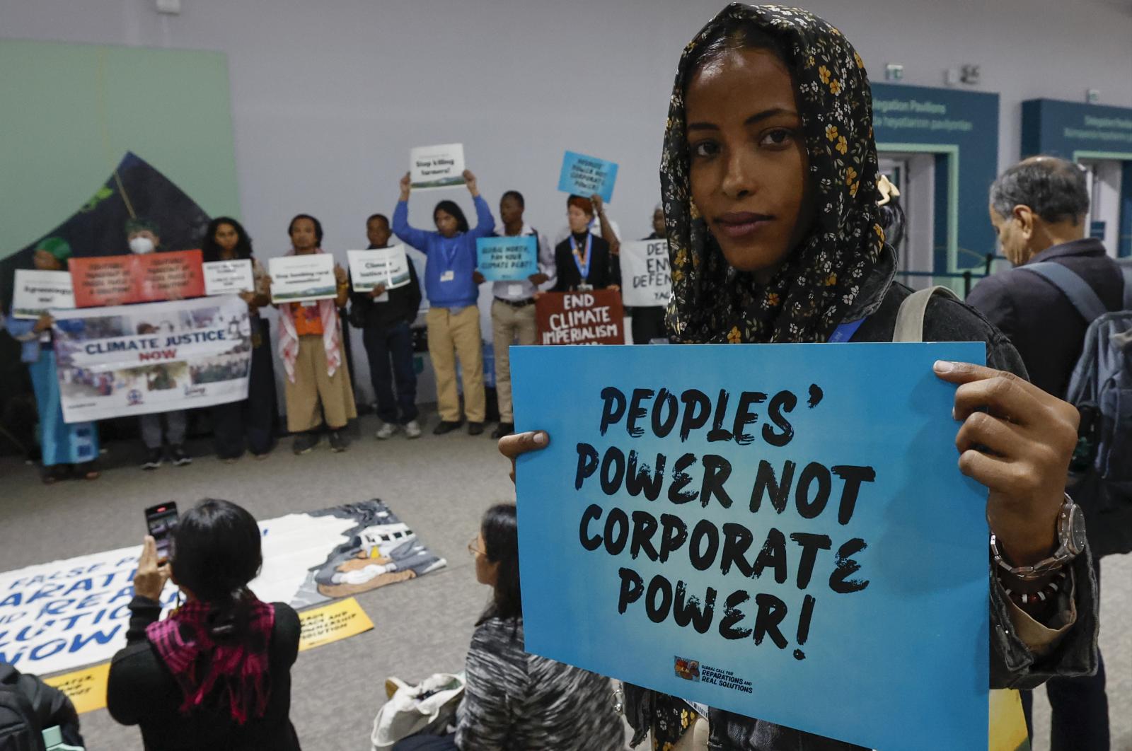 Activistas en la COP29.