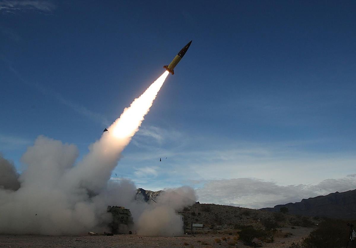 Un misil ATACMS es disparado durante unas maniobras del ejército estadounidense.