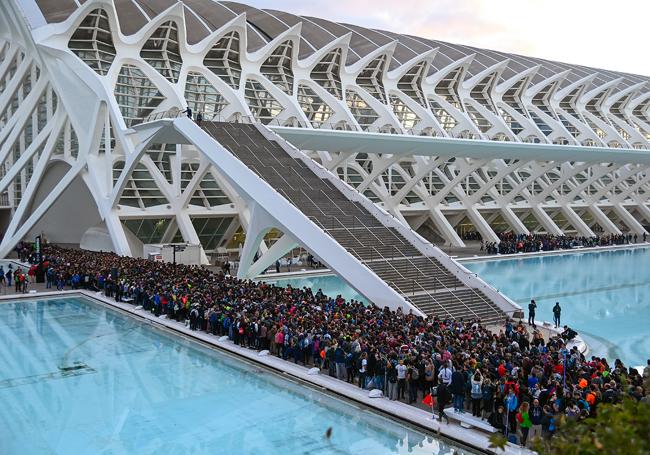 Cientos de voluntarios parten de la Ciudad de las Artes y las Ciencias el 2 de noviembre para ayudar en las tareas de reconstrucción de las localidades afectadas por la Dana de la comarca de l'Horta Sud.