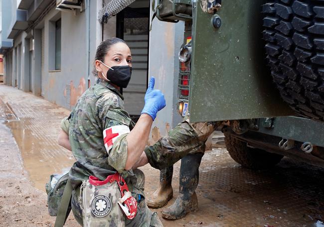 Una militar durante las tareas de reconstrucción en Benetusser.