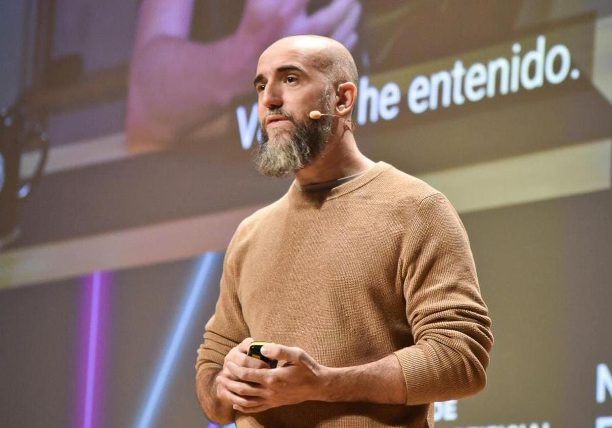 Jon Hernández sobre el escenario del II Congreso de Inteligencia Artificial de la Junta, en el Palacio de Congresos de Granada.