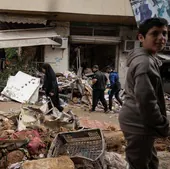 Una mujer pasa junto a un edificio dañado tras un ataque israelí en la zona de Zuqaq al-Blat, en Beirut.