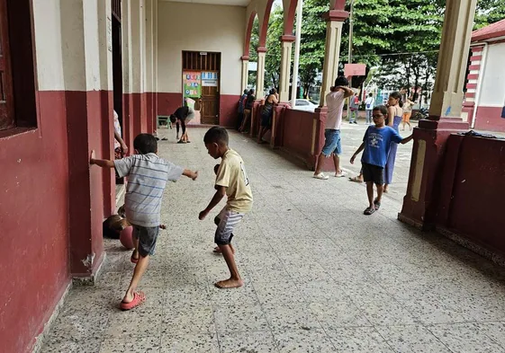 Niños jugando al balón.