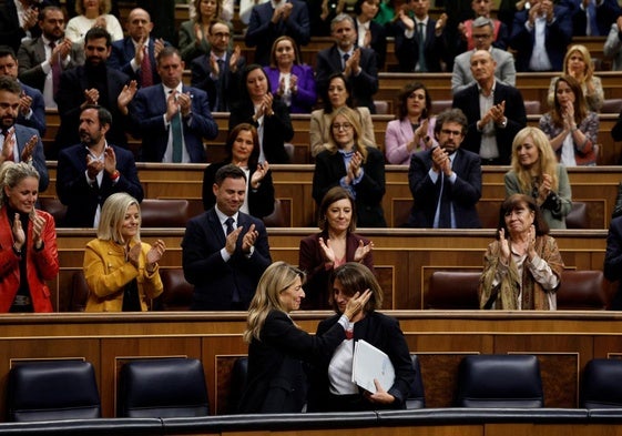 Yolanda Díaz saluda de forma cariñosa a Teresa Ribera tras su comparecencia en el Congreso de los Diputados.