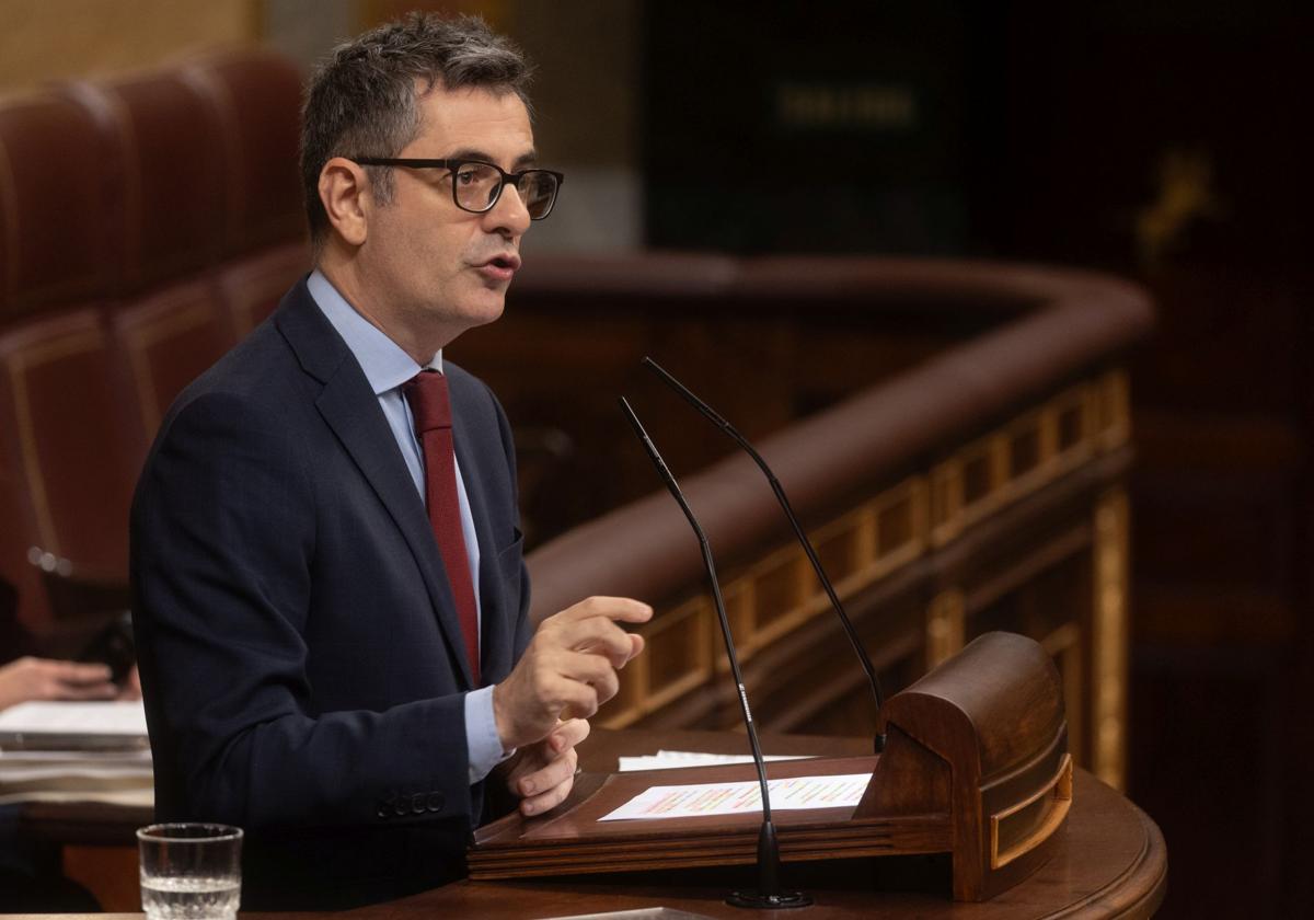 El ministro de la Presidencia, Relaciones con las Cortes y Justicia, Félix Bolaños, interviene durante una sesión plenaria en el Congreso de los Diputados