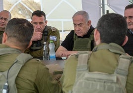 El primer ministro israelí, Benjamín Netanyahu, participa en una sesión informativa con el ejército en el sur de Ciudad de Gaza.