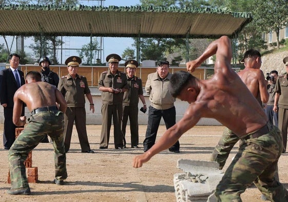 Militares norcoreanos entrenan bajo la mirada atenta de Kim Jong-un en septiembre.