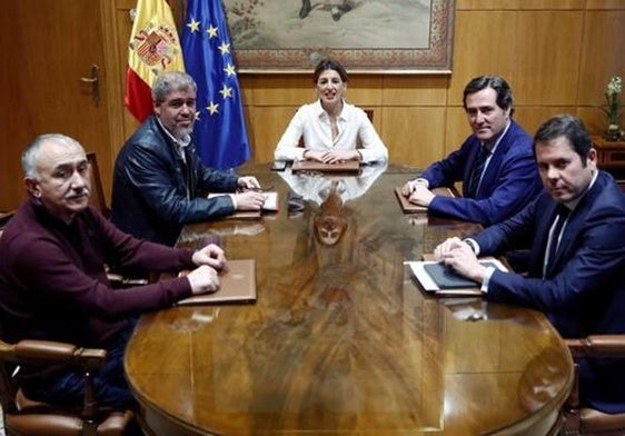 La vicepresienta segunda, Yolanda Díaz, junto a los líderes de UGT, CC OO, CEOE y Cepyme.