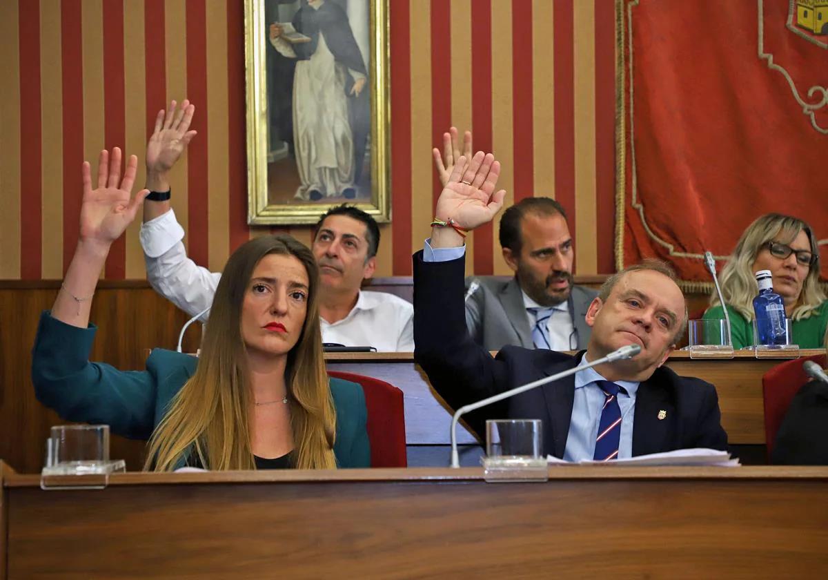 Los concejales de Vox votan en contra del presupuesto del Ayuntamiento de Burgos.