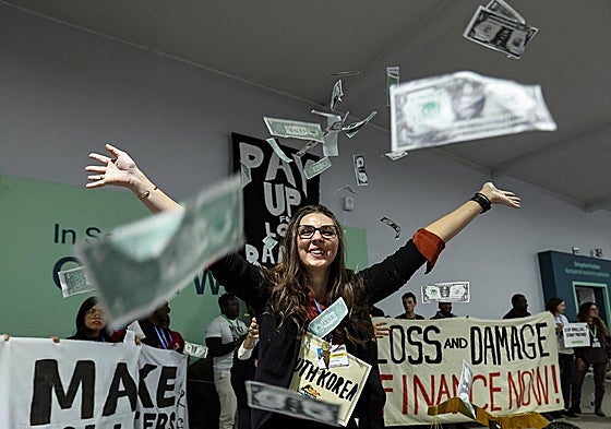 Activista lanza dinero en la sede de la COP29.