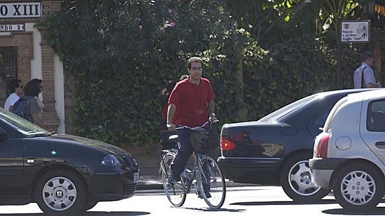 La difícil convivencia entre conductores y ciclistas: ¿Quién se salta más normas de tráfico?