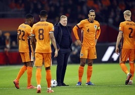 Koeman, junto a algunos de los jugadores neerlandeses, en la Eurocopa.