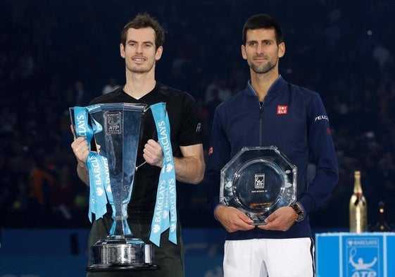 Andy Murray y Novak Djokovic posan con sus premios tras las ATP Finals de 2016 en Londres.