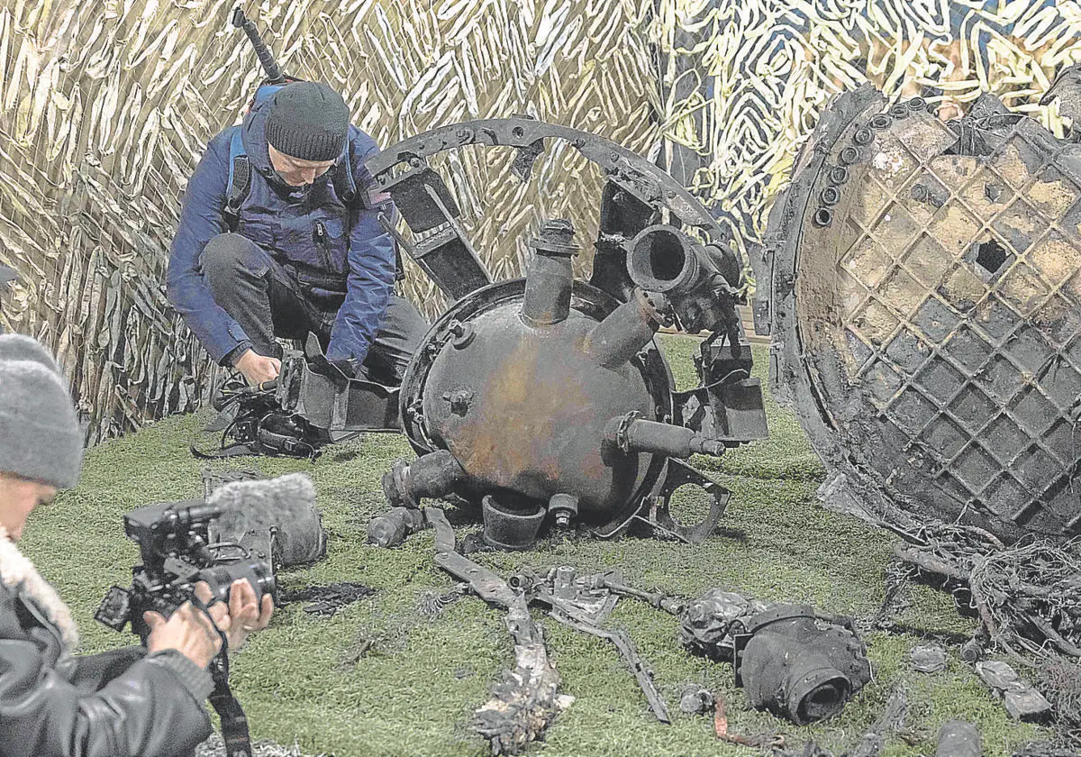 Fotógrafos junto a pedazos del misil hipersónico lanzado por Rusia el jueves sobre la ciudad ucraniana de Dnipró.