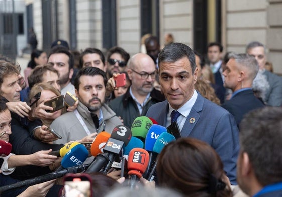 Sánchez atiende a los periodisas a las puertas del Congreso.