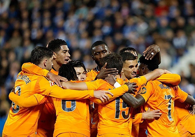 Los jugadores del Real Madrid celebran el gol de Mbappé.